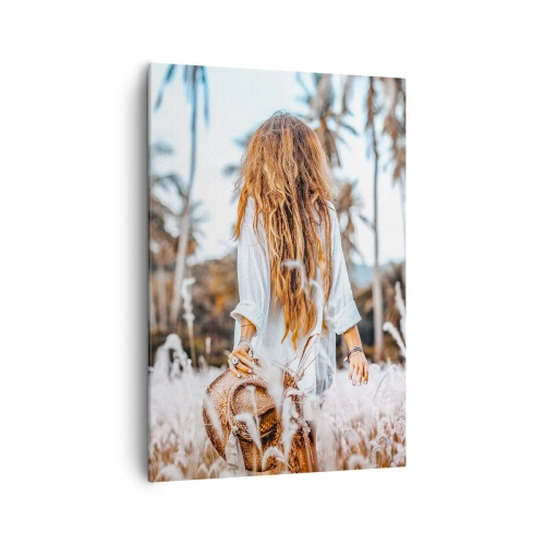 Bild auf Leinwand - Leinwandbild - Eine Frau auf einer Wiese mit Palmen im Hintergrund bei Sonnenuntergang - 70x100cm - Geboren aus Grasflaum - Moderne Wanddekoration für Wohnzimmer und Schlafzimmer ARTTOR