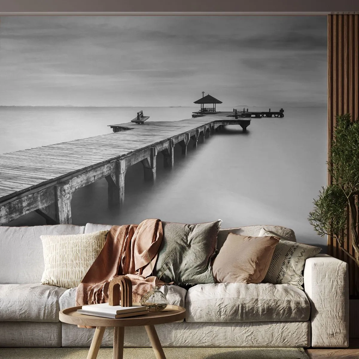 Fototapete Premium Sand - Holzsteg über ruhigem Wasser in Schwarz und Weiß - 100x70cm - In die Ferne - Moderne Wanddekoration für Wohnzimmer und Schlafzimmer ARTTOR