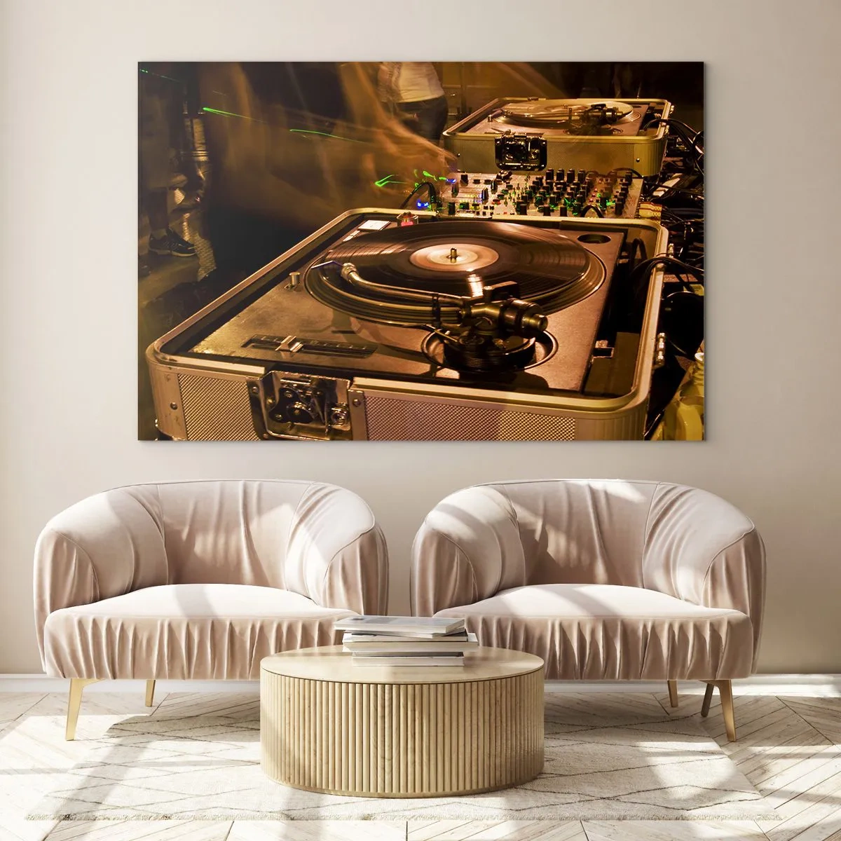 Glasbild - Bild auf glas - Ein Plattenspieler vor einer Partykulisse mit dynamischen Lichteffekten - 120x80cm - Kannst du die Kraft spüren? - Moderne Wanddekoration für Wohnzimmer und Schlafzimmer ARTTOR