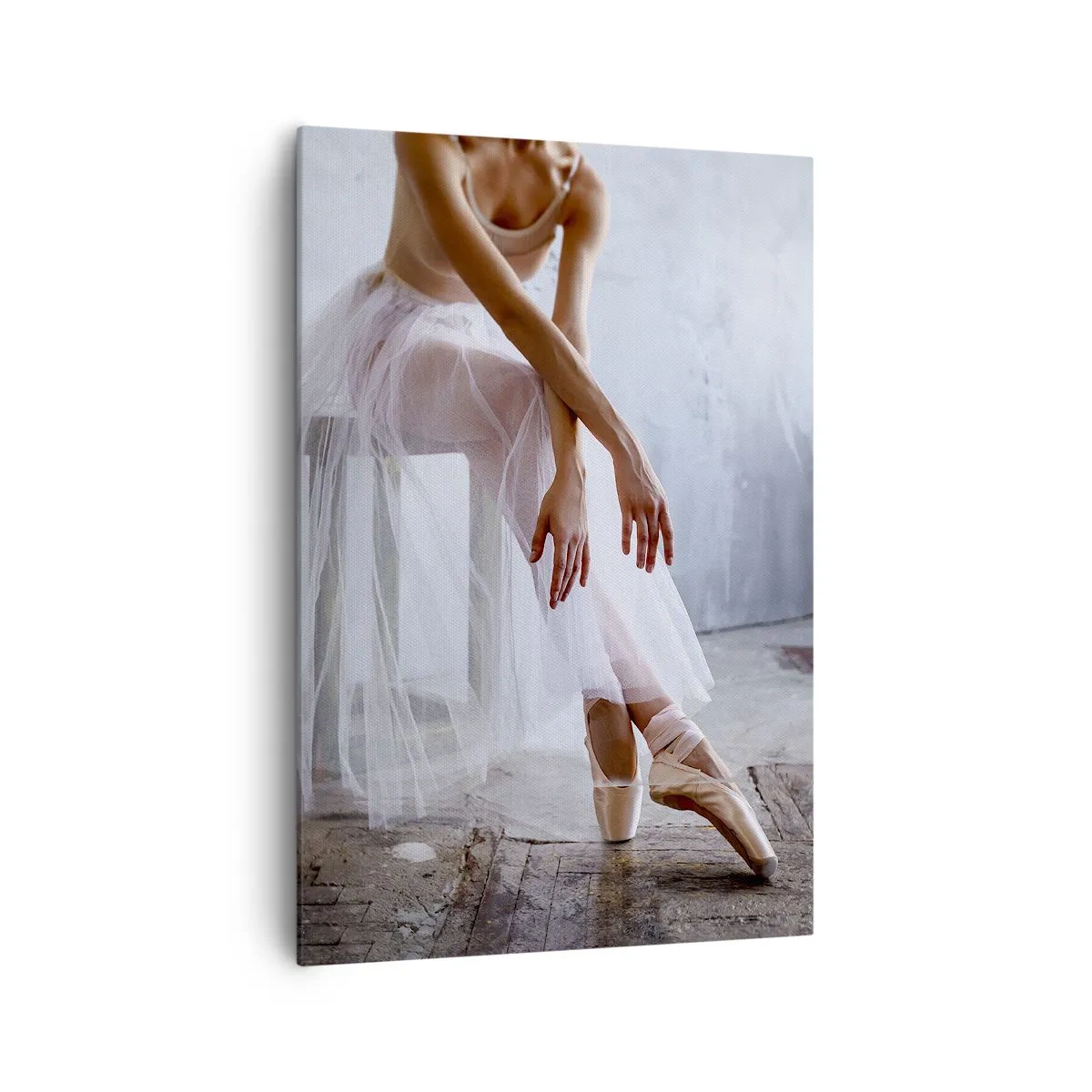 Bild auf Leinwand - Leinwandbild - Eine Ballerina in zarter Pose vor industriellem Hintergrund - 70x100cm - Bevor die Rampe leuchtet - Moderne Wanddekoration für Wohnzimmer und Schlafzimmer ARTTOR