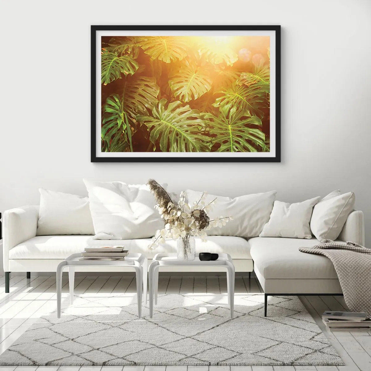 Poster in einem schwarzem Rahmen - Monstera-Blätter im Sonnenlicht vor einem natürlichen Hintergrund - 70x50cm - Ins Grüne tretren... - Moderne Wanddekoration für Wohnzimmer und Schlafzimmer ARTTOR