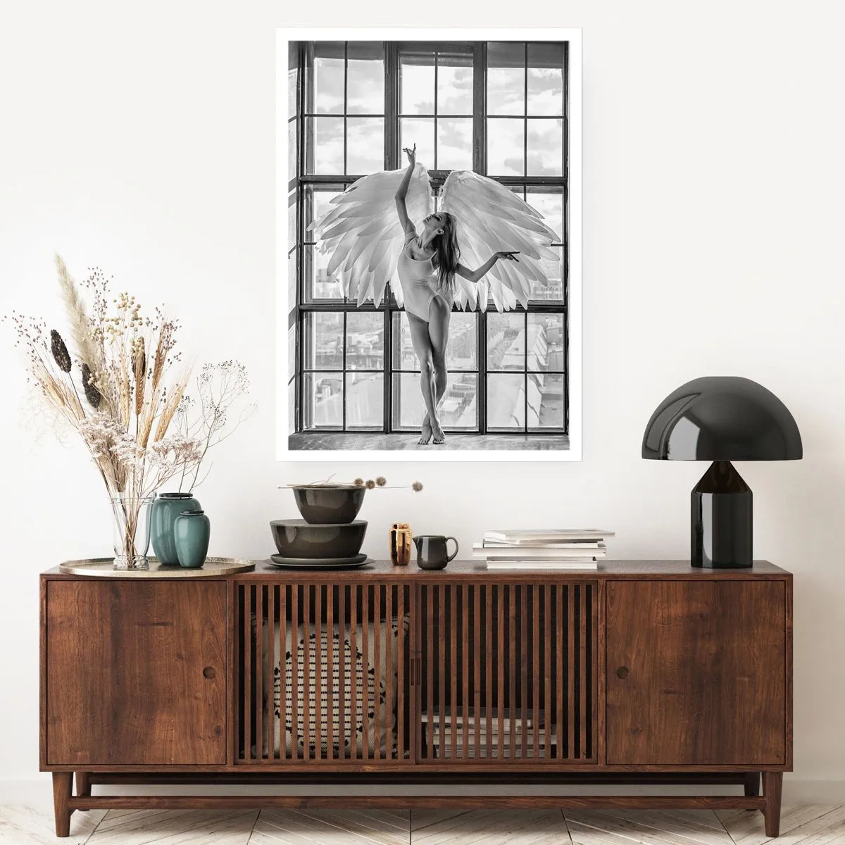 Poster - Eine Figur mit Engelsflügeln vor dem Hintergrund eines Fensters - 50x70cm - Stadt der Engel? - Moderne Wanddekoration für Wohnzimmer und Schlafzimmer ARTTOR