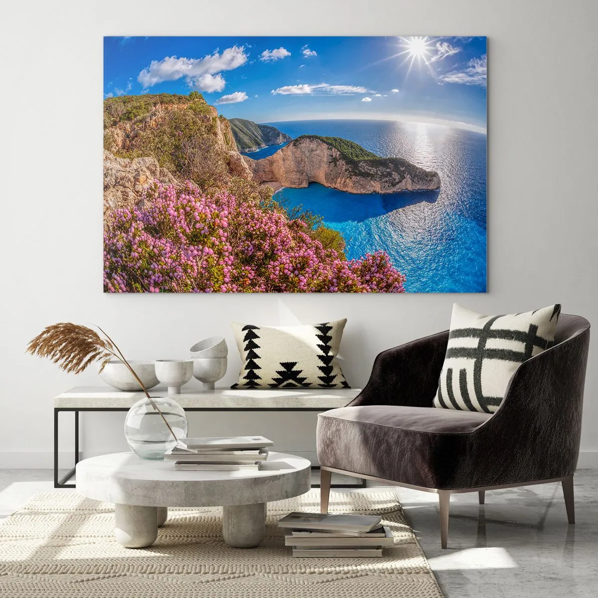 Glasbild - Bild auf glas - Griechische Landschaft mit Klippen, Meer und blühenden Sträuchern - 120x80cm - Mein toller Griechenlandurlaub - Moderne Wanddekoration für Wohnzimmer und Schlafzimmer ARTTOR