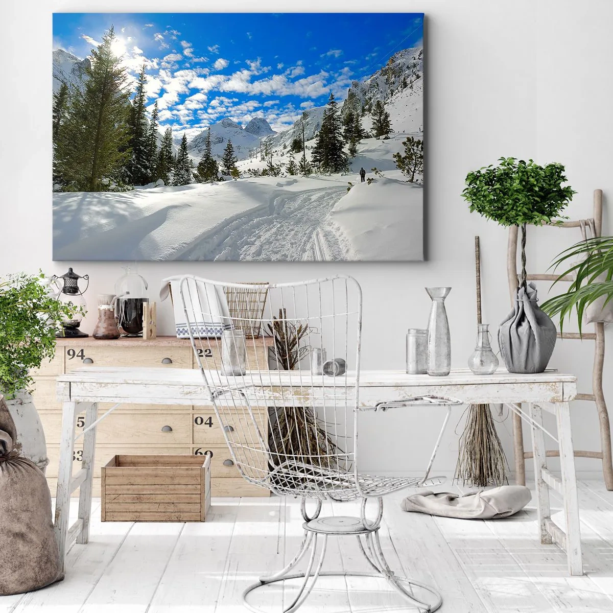 Bild auf Leinwand - Leinwandbild - Winterliche Berglandschaft mit Wald und Weg im Schnee - 70x50cm - Im Schnee und in der Sonne - Moderne Wanddekoration für Wohnzimmer und Schlafzimmer ARTTOR