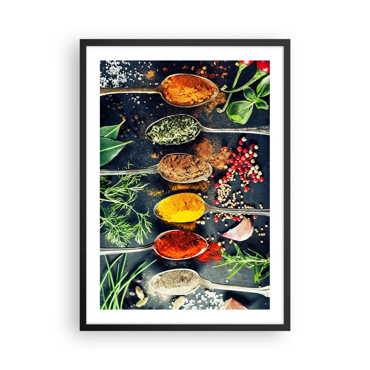 Poster in einem schwarzem Rahmen - Bunte Gewürze und Kräuter auf Metalllöffeln - 50x70cm - Kulinarische Magie - Moderne Wanddekoration für Wohnzimmer und Schlafzimmer ARTTOR