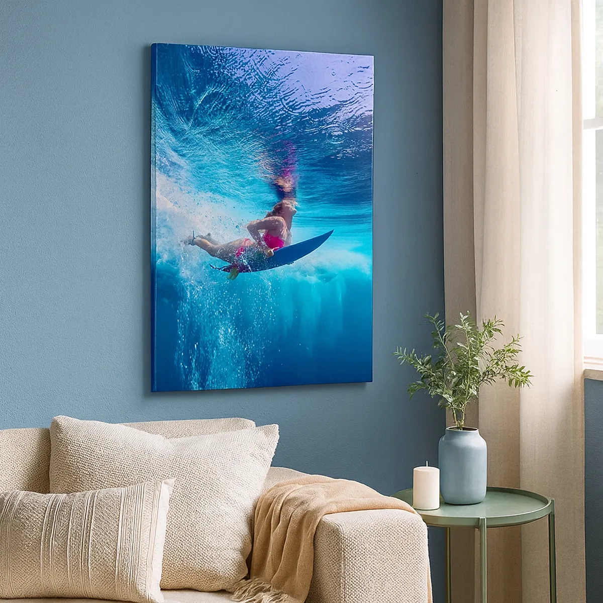 Bild auf Leinwand - Leinwandbild - Ein Surfer unter Wasser in einer dynamischen Komposition in Blautönen. - 50x70cm - Tiefe der Freude - Moderne Wanddekoration für Wohnzimmer und Schlafzimmer ARTTOR