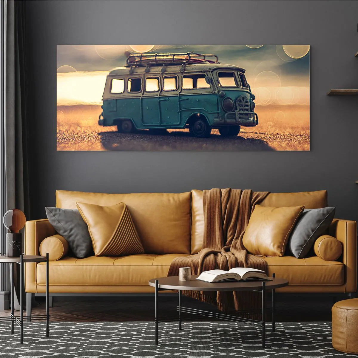 Glasbild - Bild auf glas - Retro-Bus gegen verschwommenes Licht - 160x50cm - Das Ende der Idole: Geld und Arbeit - Moderne Wanddekoration für Wohnzimmer und Schlafzimmer ARTTOR