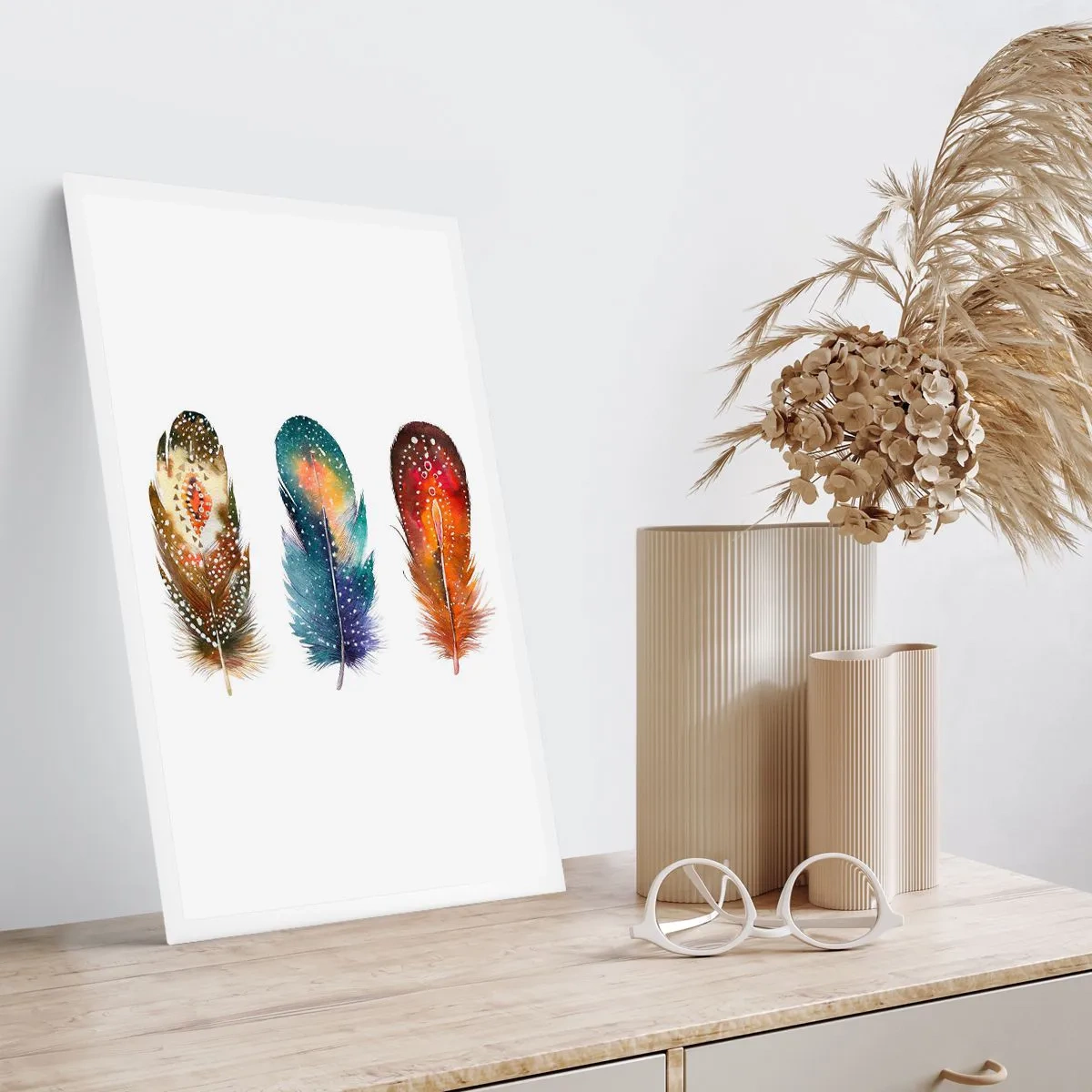 Poster - Bunte Federn im künstlerischen Stil auf weißem Hintergrund - 50x70cm - Rituale, Zeremonien, Geheimnisse - Moderne Wanddekoration für Wohnzimmer und Schlafzimmer ARTTOR
