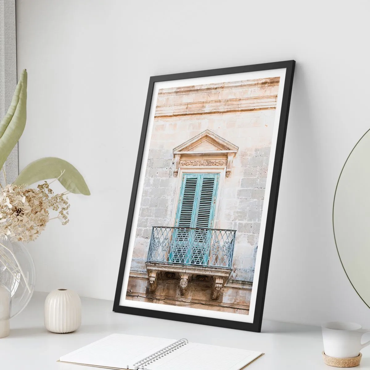 Poster in einem schwarzem Rahmen - Historischer Balkon mit blauen Fensterläden im mediterranen Stil - 50x70cm - Der einzigartige Charme Italiens - Moderne Wanddekoration für Wohnzimmer und Schlafzimmer ARTTOR