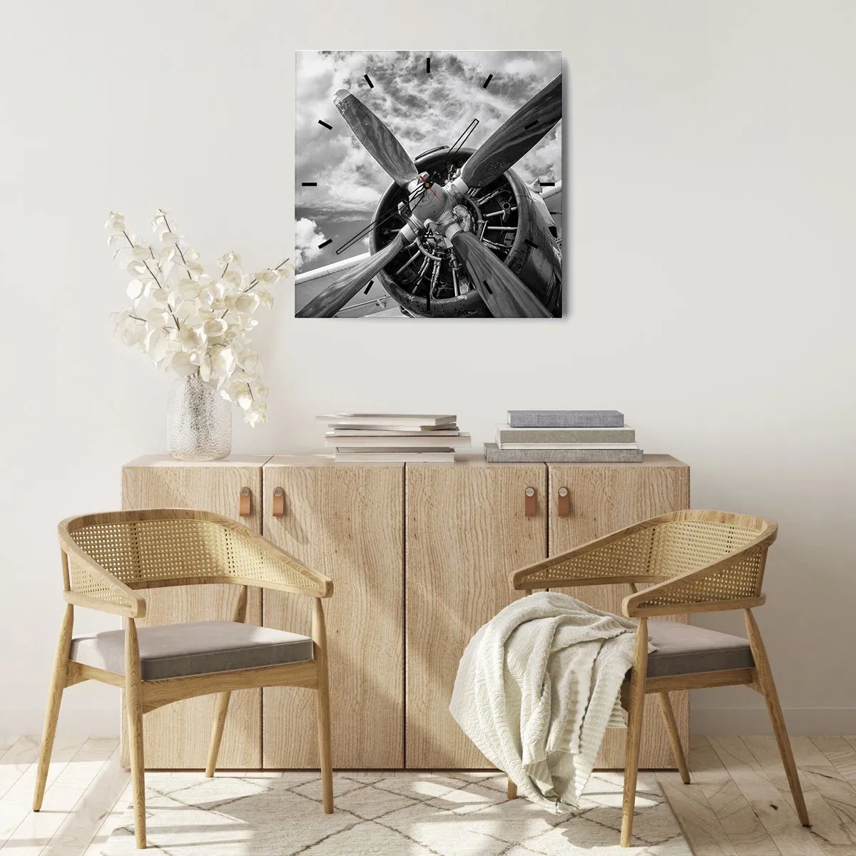 Wanduhr - Glasuhr - Ein Schwarzweißfoto eines Flugzeugpropellers vor einem dynamischen Himmel. - 30x30cm - Eroberer der Lüfte - Moderne Wanddekoration für Wohnzimmer und Schlafzimmer ARTTOR
