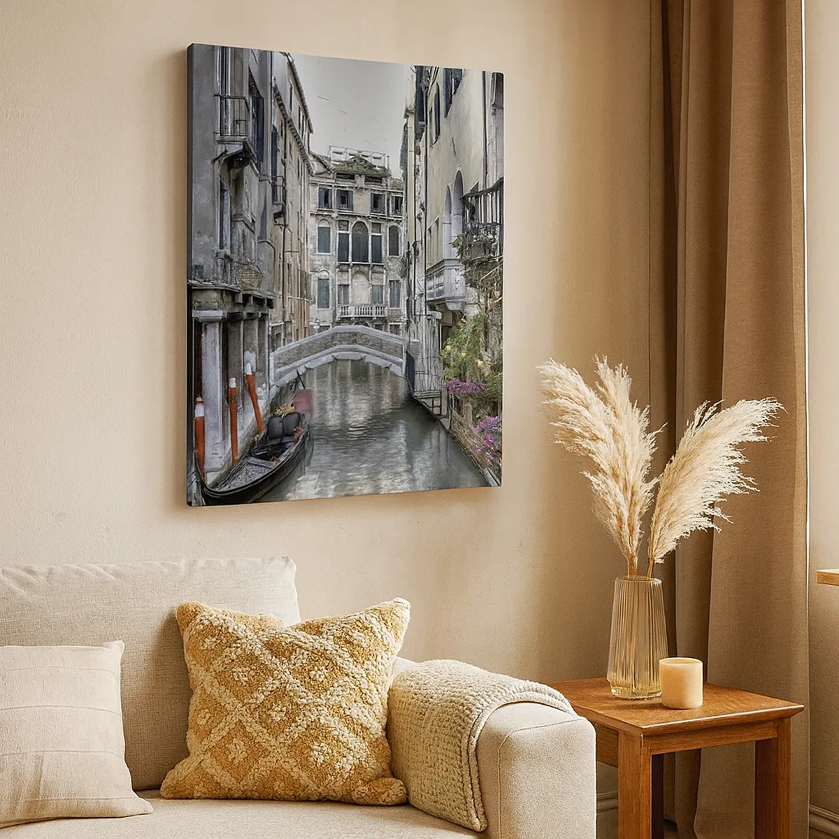 Bild auf Leinwand - Leinwandbild - Venezianischer Kanal mit Gondel und Steinbrücke - 50x70cm - Seit Jahrhunderten in stiller Besinnung - Moderne Wanddekoration für Wohnzimmer und Schlafzimmer ARTTOR