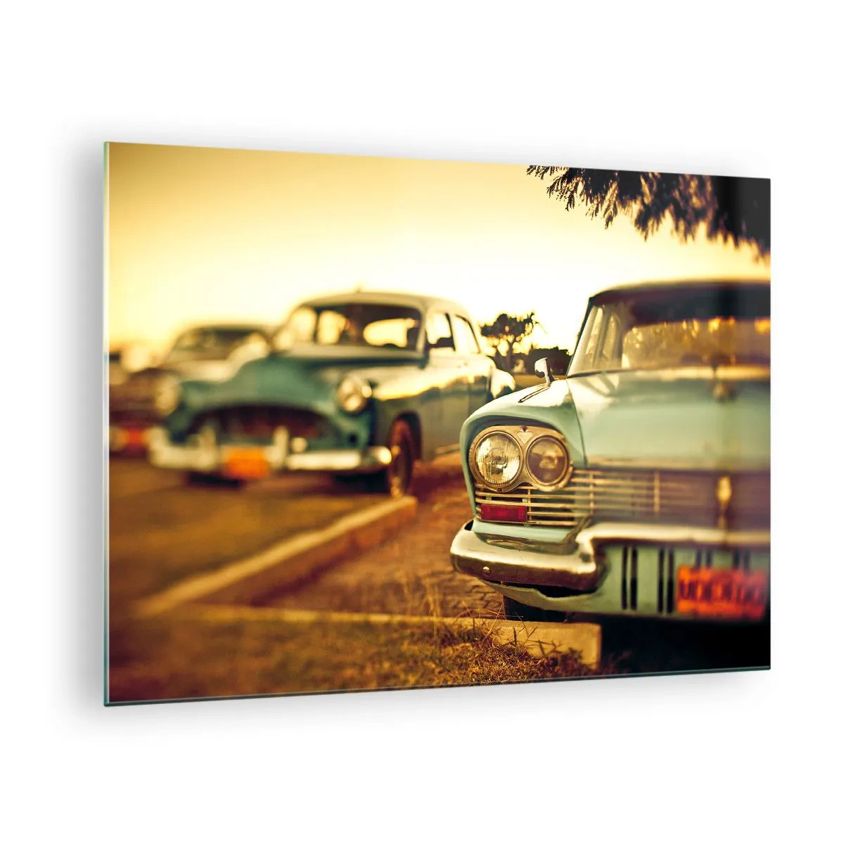 Glasbild - Bild auf glas - Retro-Autos im warmen Abendlicht - 70x50cm - Wir werden abwarten und sehen - Moderne Wanddekoration für Wohnzimmer und Schlafzimmer ARTTOR