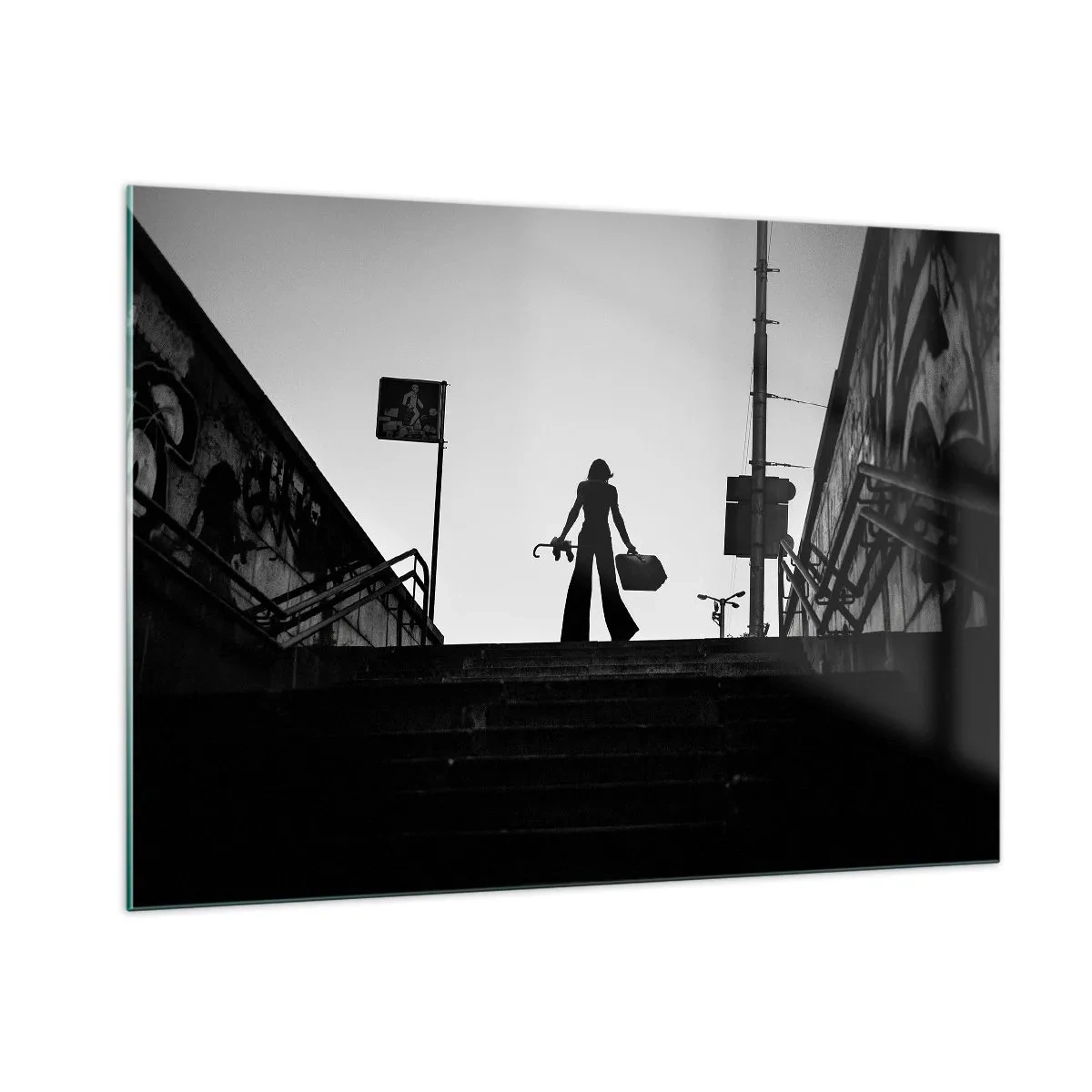 Glasbild - Bild auf glas - Schwarz-weiße Silhouette einer Frau vor dem Hintergrund einer Stadtlandschaft - 100x70cm - Städtisches Wandern - Moderne Wanddekoration für Wohnzimmer und Schlafzimmer ARTTOR