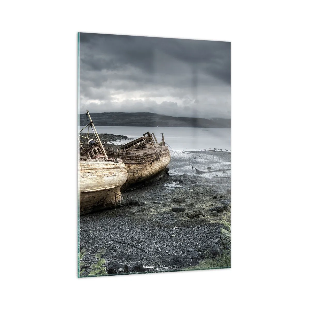 Glasbild - Bild auf glas - Zwei verfallene Holzboote am felsigen Ufer des Sees - 50x70cm - „Als Zeichen würdevoller Härten“ - Moderne Wanddekoration für Wohnzimmer und Schlafzimmer ARTTOR