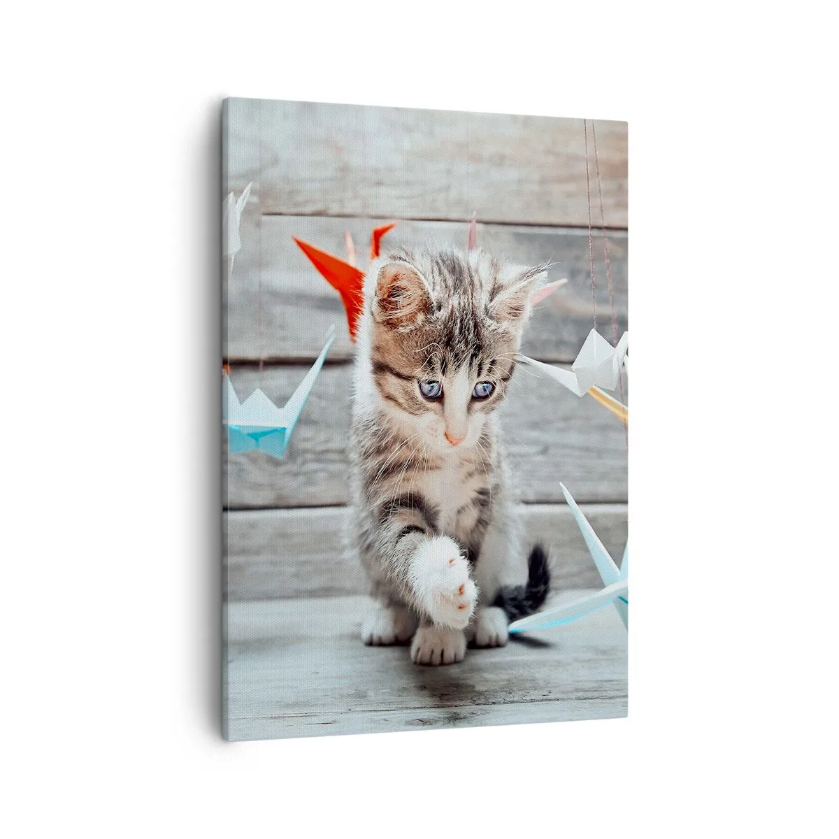 Bild auf Leinwand - Leinwandbild - Ein Kätzchen spielt mit hängenden Origami-Papierkranichen. - 50x70cm - Erste Stunde - Moderne Wanddekoration für Wohnzimmer und Schlafzimmer ARTTOR