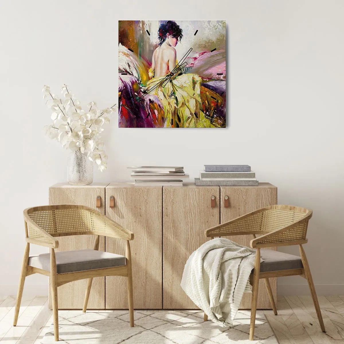 Wanduhr - Glasuhr - Eine malerische Szene einer Frau auf einem Bett in romantischer Atmosphäre - 30x30cm - Zwischen den Lippen und dem Rand der Tasse - Moderne Wanddekoration für Wohnzimmer und Schlafzimmer ARTTOR