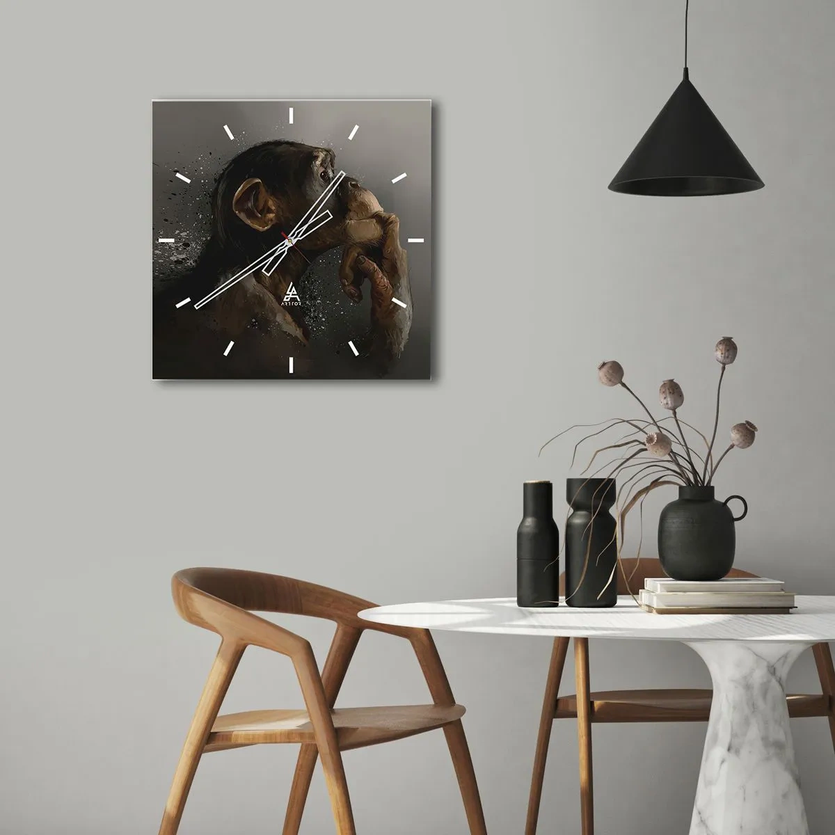 Wanduhr - Glasuhr - Porträt eines Affen in nachdenklicher Pose vor grauem Hintergrund - 30x30cm - Sicherlich ein Denker - Moderne Wanddekoration für Wohnzimmer und Schlafzimmer ARTTOR