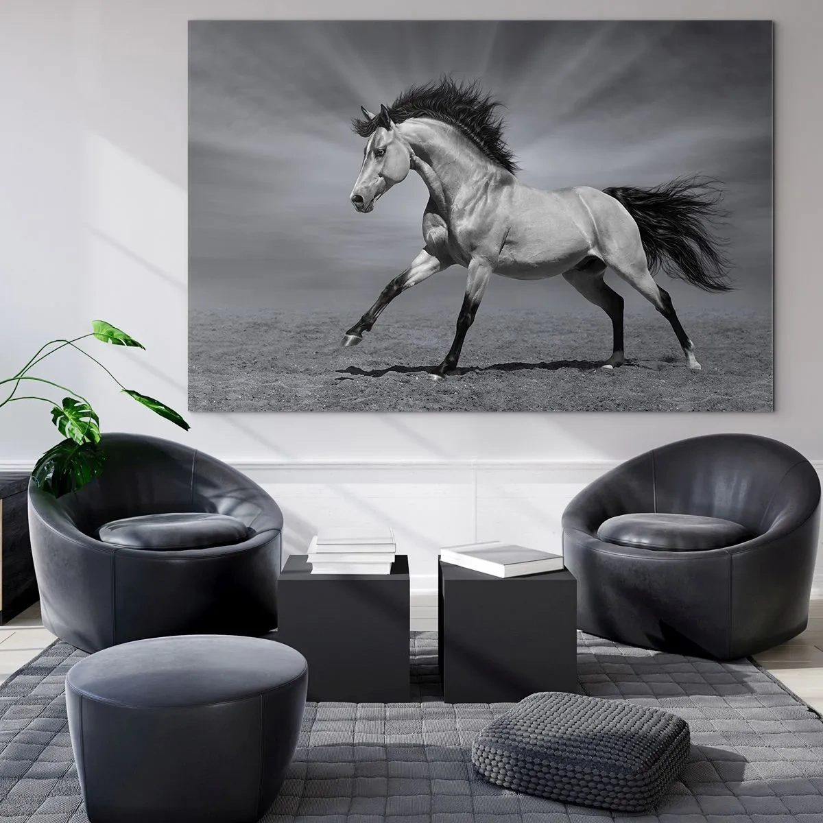 Glasbild - Bild auf glas - Ein Schwarzweißfoto eines galoppierenden Pferdes auf einem offenen Feld. - 120x80cm - Geboren um Freude zu bereiten - Moderne Wanddekoration für Wohnzimmer und Schlafzimmer ARTTOR