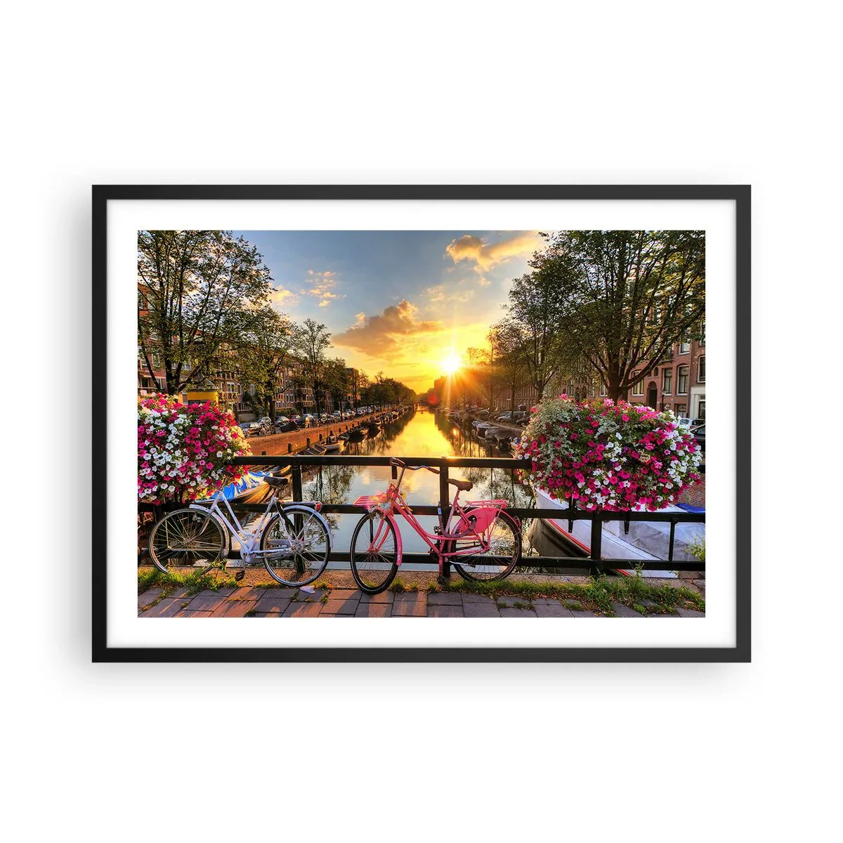 Poster in einem schwarzem Rahmen - Fahrräder auf einer Brücke im Schein der untergehenden Sonne - 70x50cm - Frühlingsmorgen in Amsterdam - Moderne Wanddekoration für Wohnzimmer und Schlafzimmer ARTTOR