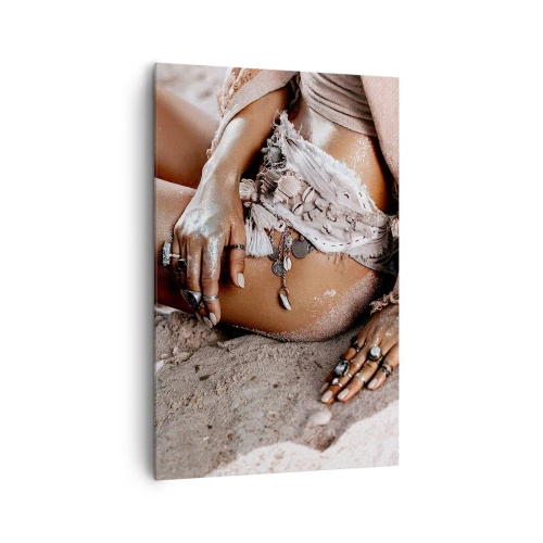 Bild auf Leinwand - Leinwandbild - Boho-Frau am Strand mit Schmuck - 80x120cm - Von den Wellen geworfen? - Moderne Wanddekoration für Wohnzimmer und Schlafzimmer ARTTOR