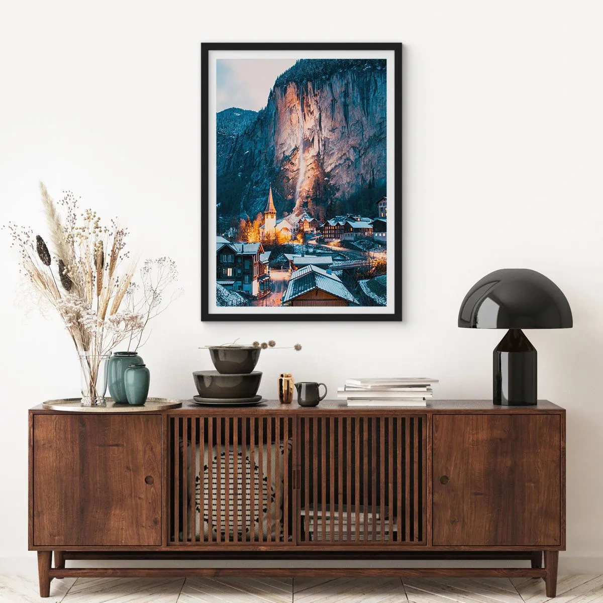 Poster in einem schwarzem Rahmen - Beleuchtetes Winterdorf am Fuße der Klippe - 50x70cm - Der leuchtende Geist des Winters - Moderne Wanddekoration für Wohnzimmer und Schlafzimmer ARTTOR