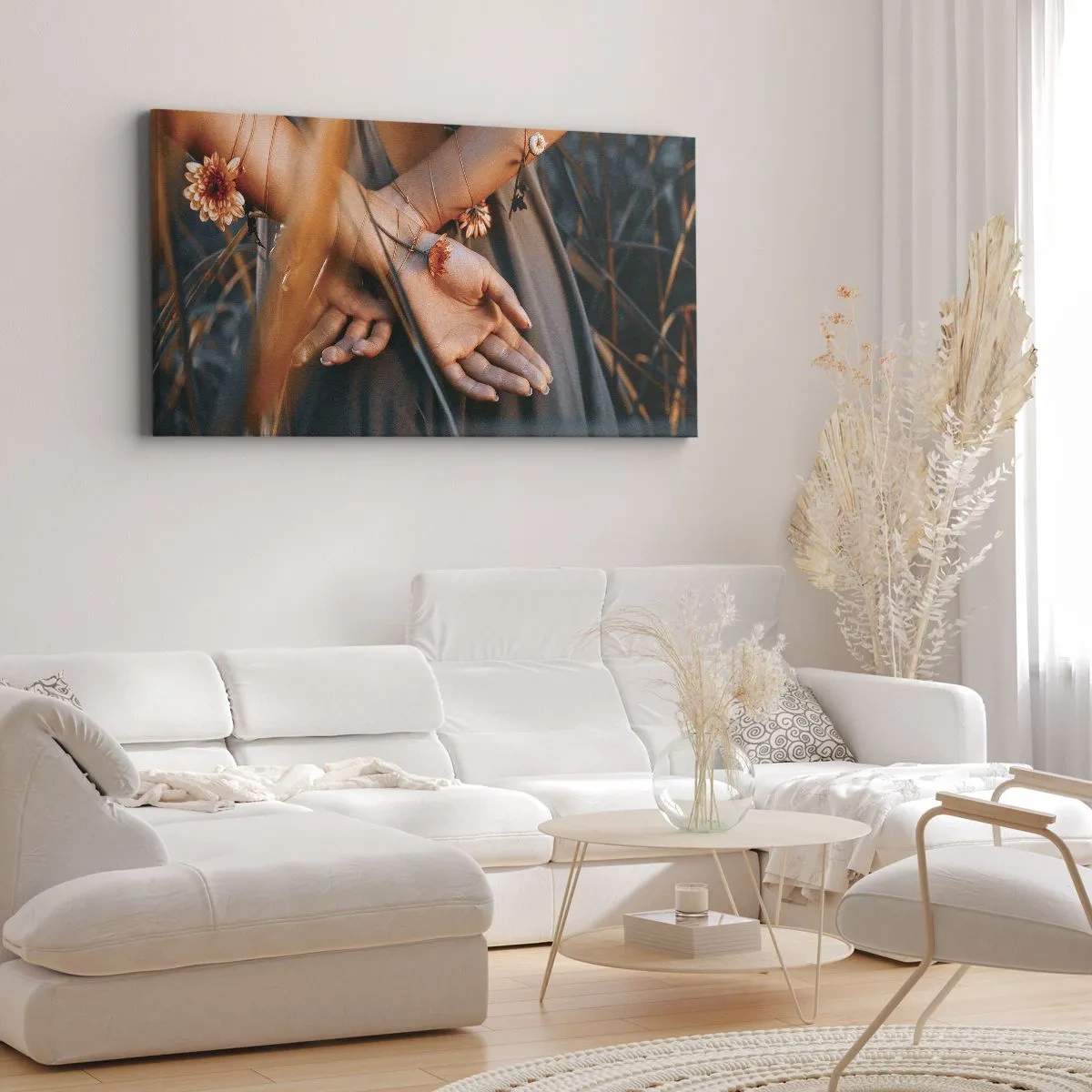 Bild auf Leinwand - Leinwandbild - Sinnliche Hände mit Blumen in einer natürlichen Umgebung - 160x50cm - Verbunden mit der Natur - Moderne Wanddekoration für Wohnzimmer und Schlafzimmer ARTTOR