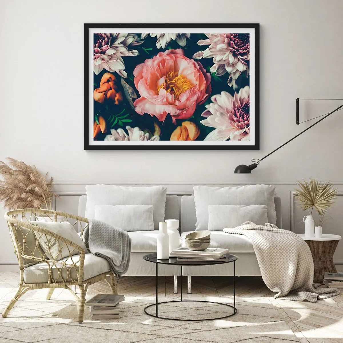 Poster in einem schwarzem Rahmen - Blumenarrangement mit Pfingstrosen und Chrysanthemen auf dunklem Hintergrund - 70x50cm - Mit barocker Pracht - Moderne Wanddekoration für Wohnzimmer und Schlafzimmer ARTTOR