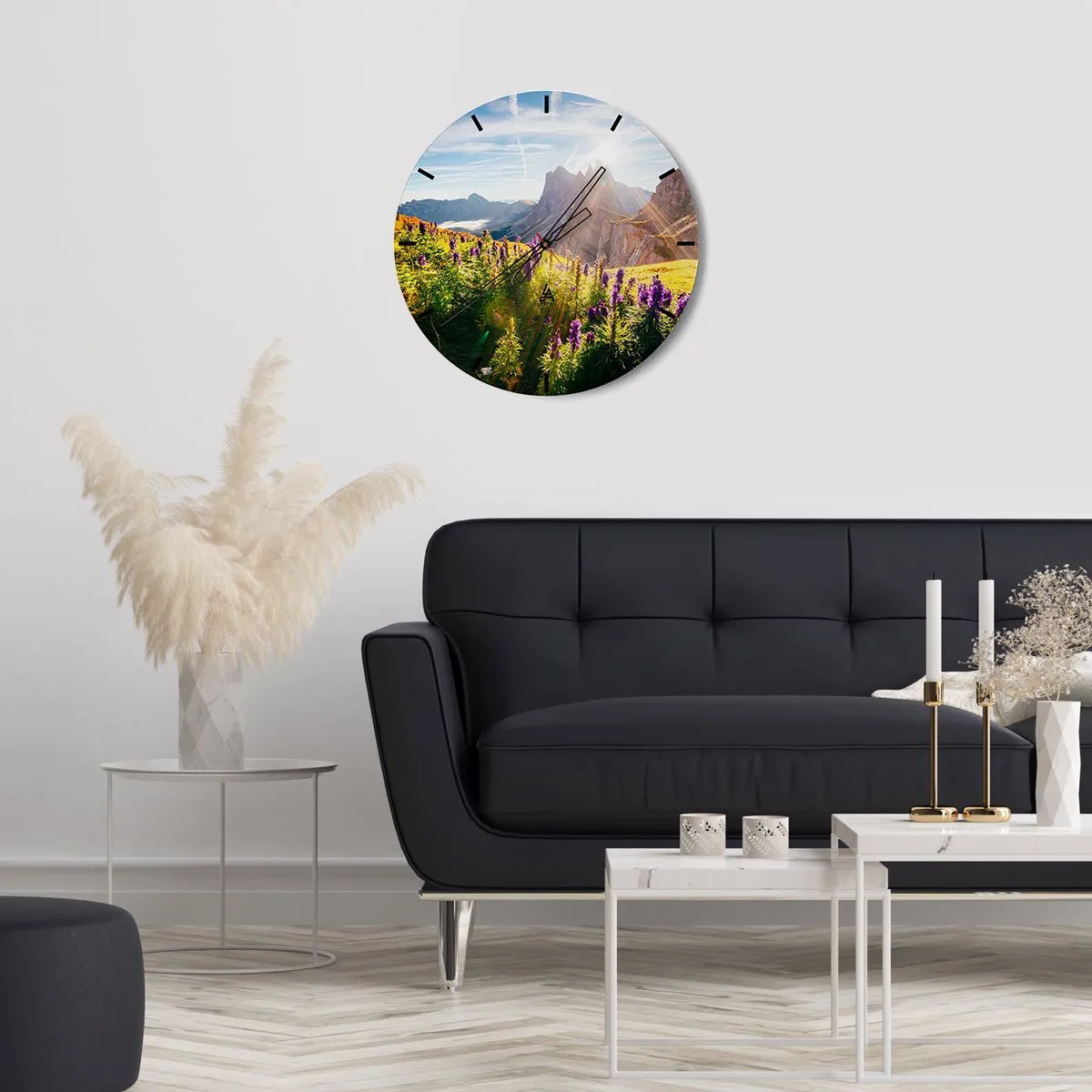 Wanduhr - Glasuhr - Ein Blumenfeld in einer von der Sonne beleuchteten Berglandschaft - 30x30cm - Das geheime Leben der Kräuter - Moderne Wanddekoration für Wohnzimmer, Küche und Schlafzimmer ARTTOR