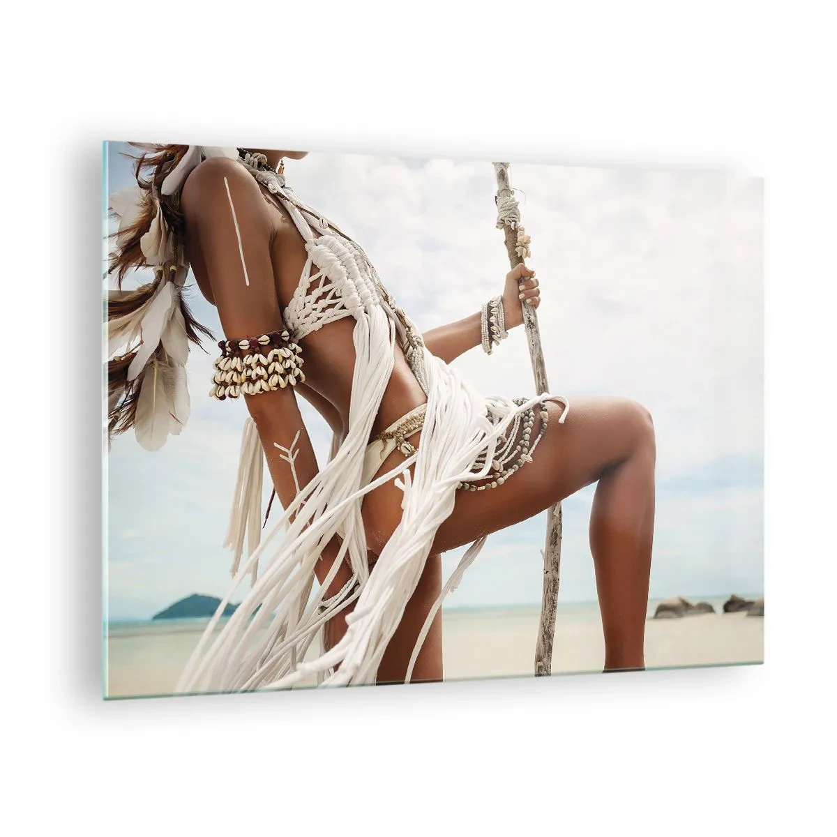 Glasbild - Bild auf glas - Eine Frau in ethnischer Kleidung mit Muscheln und einem Stock am Strand. - 70x50cm - Eine Priesterin der Sonne - Moderne Wanddekoration für Wohnzimmer und Schlafzimmer ARTTOR