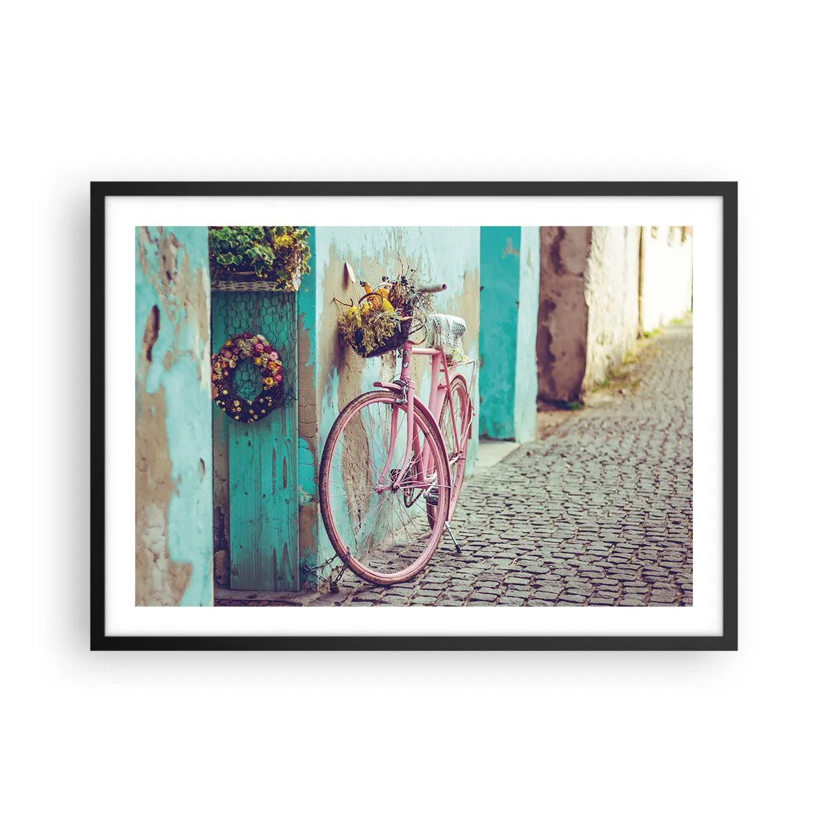 Poster in einem schwarzem Rahmen - Ein rosa Fahrrad neben einer türkisfarbenen Tür - 70x50cm - Ich komme gleich wieder - Moderne Wanddekoration für Wohnzimmer und Schlafzimmer ARTTOR