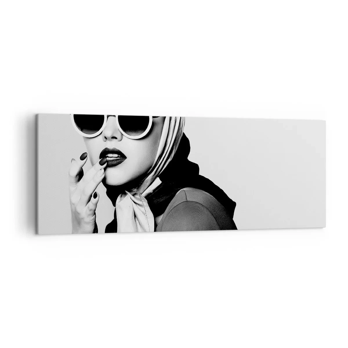 Bild auf Leinwand - Leinwandbild - Schwarz-Weiß-Porträt einer Frau mit Brille und Kopftuch - 140x50cm - Grüße aus den 1960er Jahren - Moderne Wanddekoration für Wohnzimmer und Schlafzimmer ARTTOR