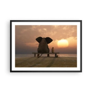 Poster in einem schwarzem Rahmen - Ein Elefant und ein Hund sitzen während des Sonnenuntergangs auf einer Bank am Strand. - 70x50cm - Es tut gut zusammen zu schweigen - Moderne Wanddekoration für Wohnzimmer und Schlafzimmer ARTTOR