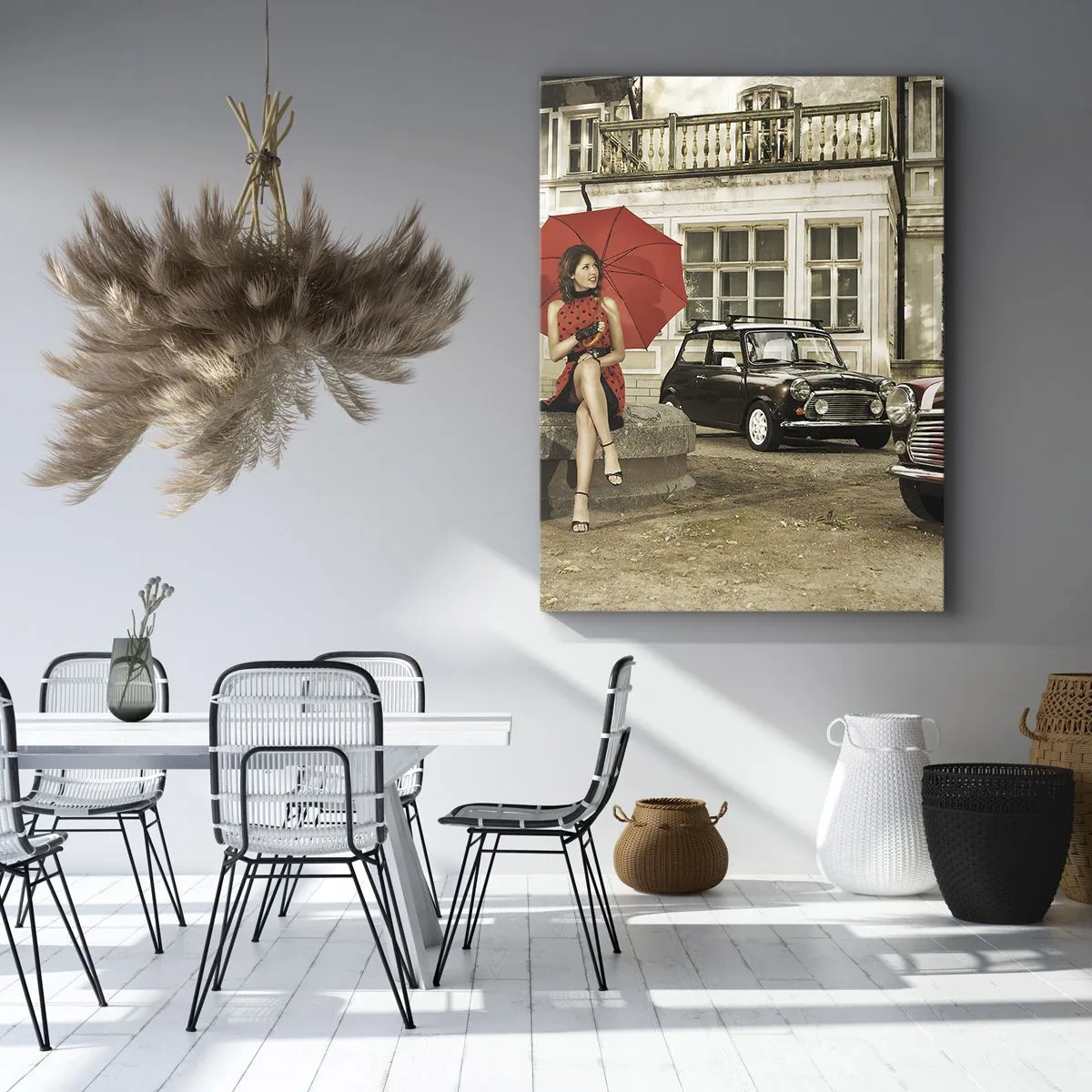 Bild auf Leinwand - Leinwandbild - Frau mit rotem Regenschirm bei Oldtimern - 70x100cm - Eine sentimentale Minireise - Moderne Wanddekoration für Wohnzimmer und Schlafzimmer ARTTOR