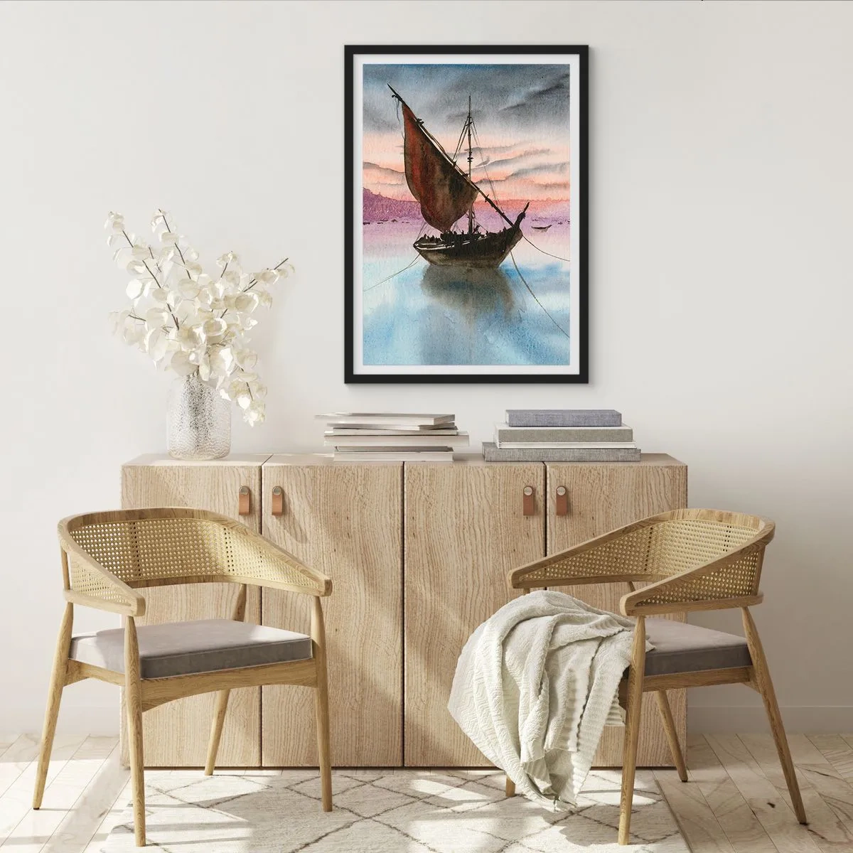 Poster in einem schwarzem Rahmen - Ein Segelschiff auf ruhigem Wasser im Licht der untergehenden Sonne - 50x70cm - Abend am Hafen - Moderne Wanddekoration für Wohnzimmer und Schlafzimmer ARTTOR