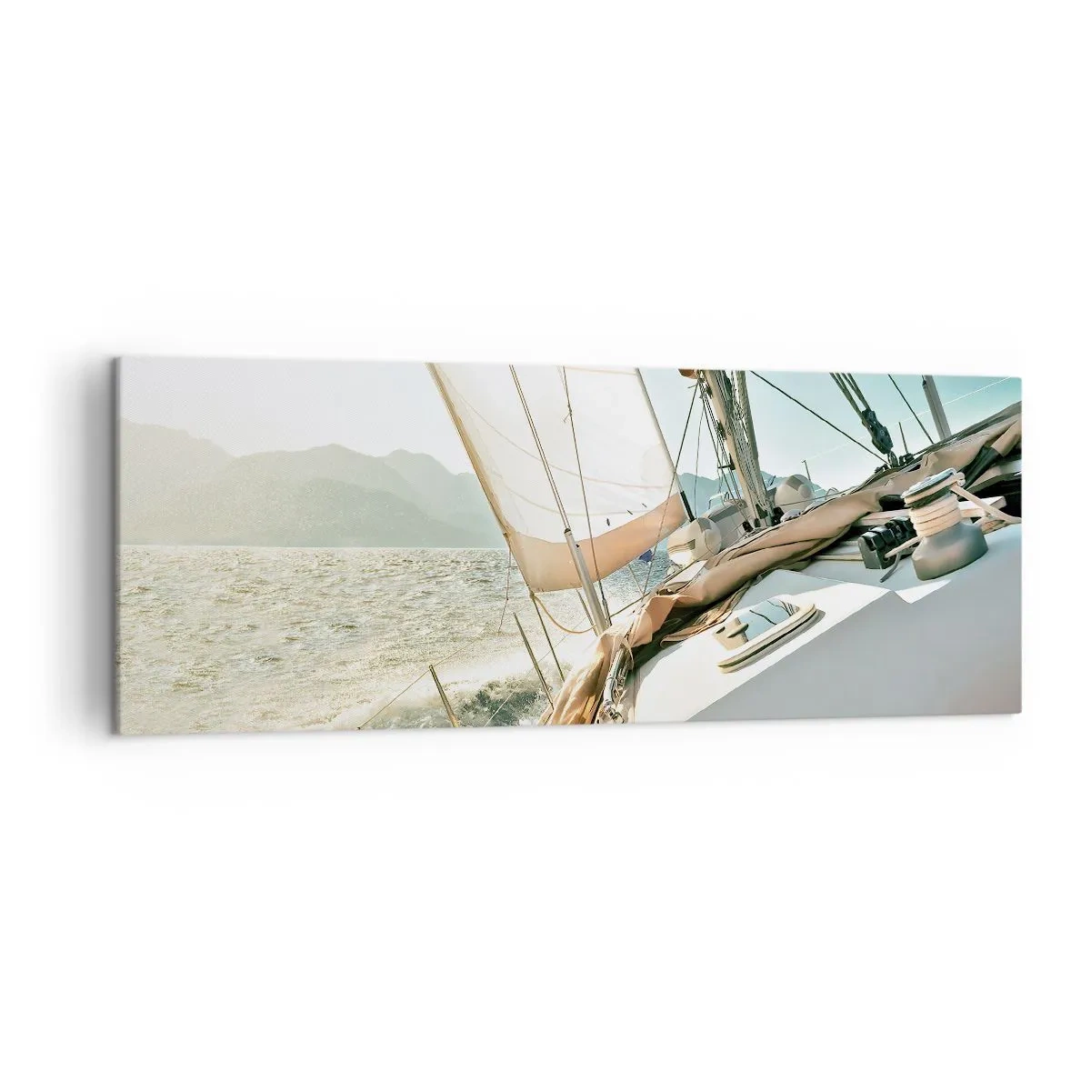 Bild auf Leinwand - Leinwandbild - Eine Yacht auf offener See mit Blick auf die Berge - 140x50cm - Unter vollen Segeln - Moderne Wanddekoration für Wohnzimmer und Schlafzimmer ARTTOR