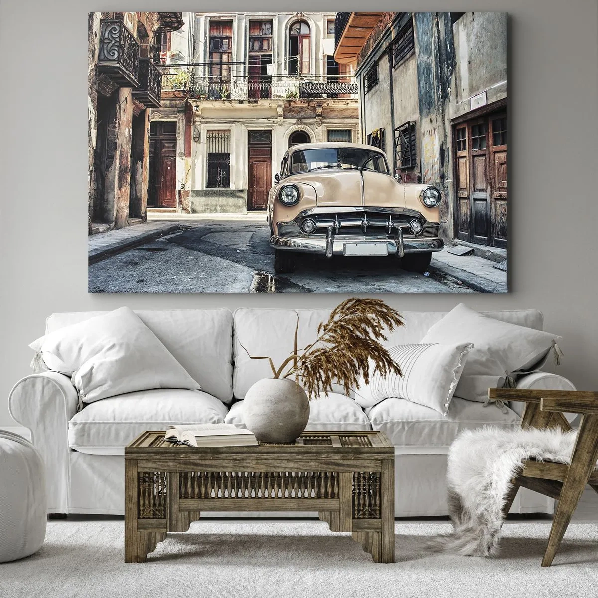 Bild auf Leinwand - Leinwandbild - Ein Oldtimer vor der Kulisse urbaner Architektur - 100x70cm - Die Siesta in Havanna - Moderne Wanddekoration für Wohnzimmer und Schlafzimmer ARTTOR