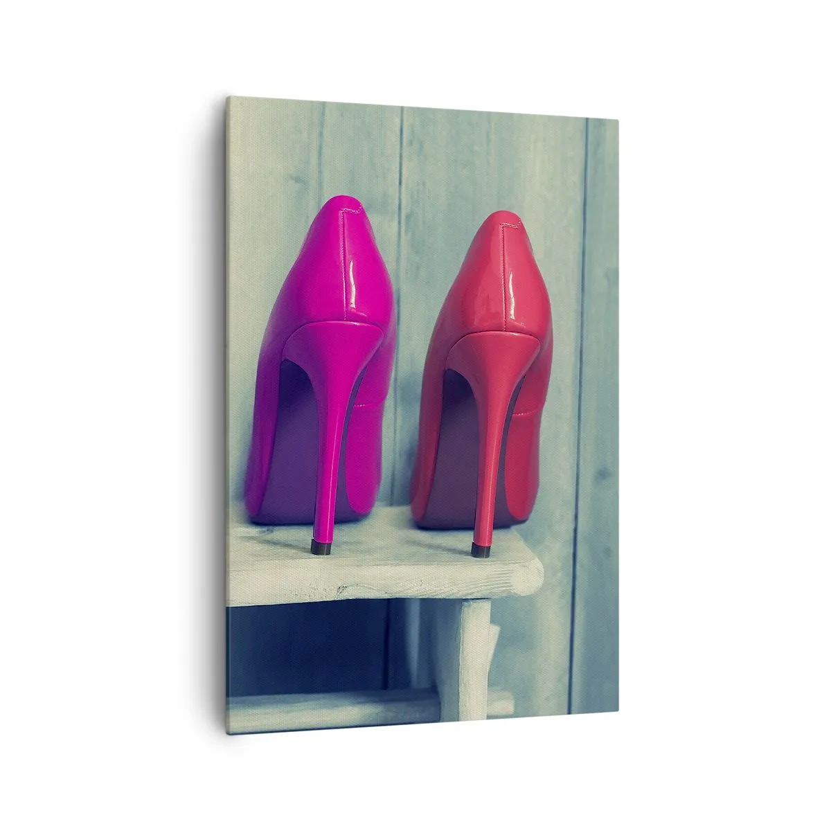 Bild auf Leinwand - Leinwandbild - Bunte High Heels vor einer Holzwand - 70x100cm - Spazierengehen auf dem Regenbogen - Moderne Wanddekoration für Wohnzimmer und Schlafzimmer ARTTOR