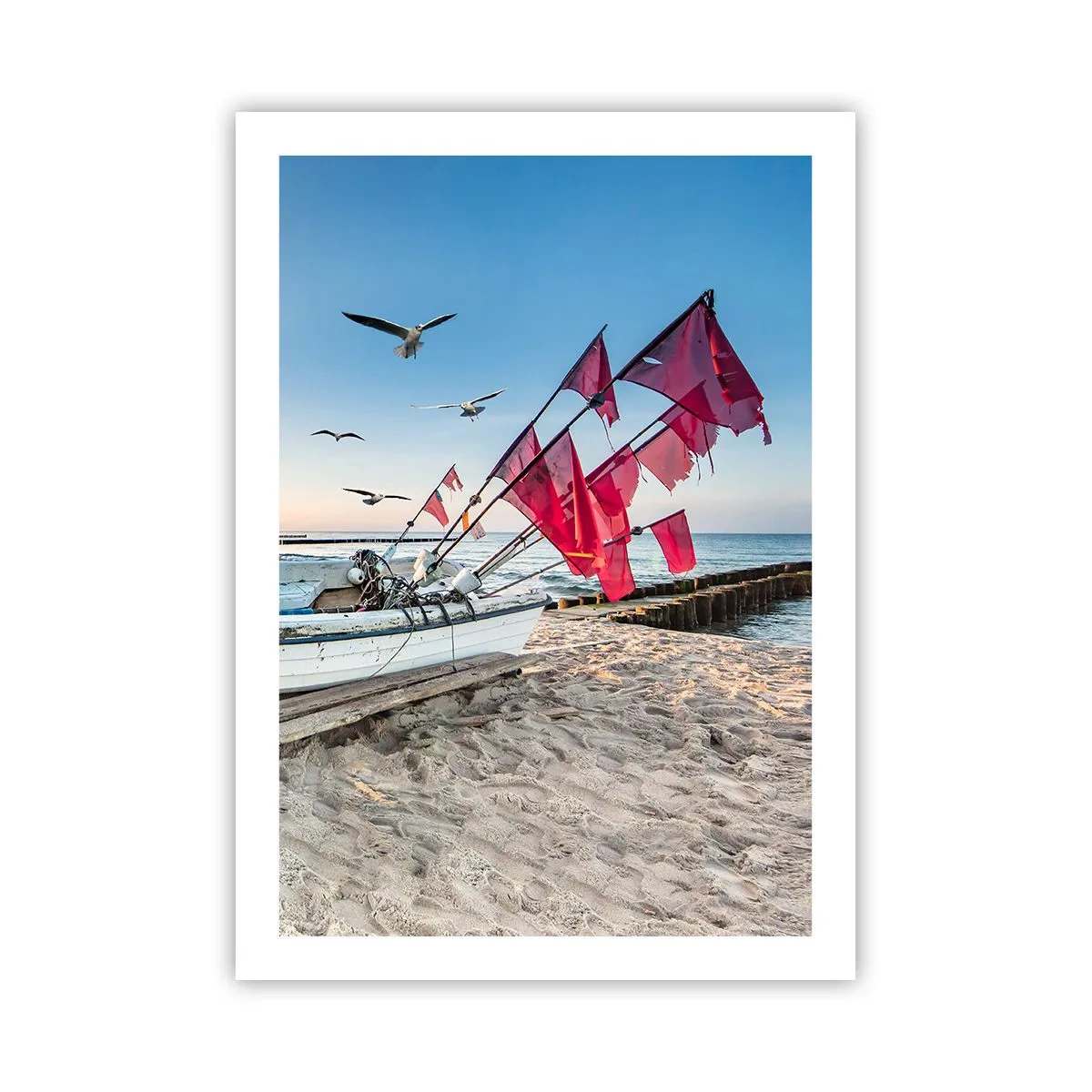 Poster - Fischerboot mit roten Fahnen am Strand - 50x70cm - Wohlverdiente Ruhe - Moderne Wanddekoration für Wohnzimmer und Schlafzimmer ARTTOR