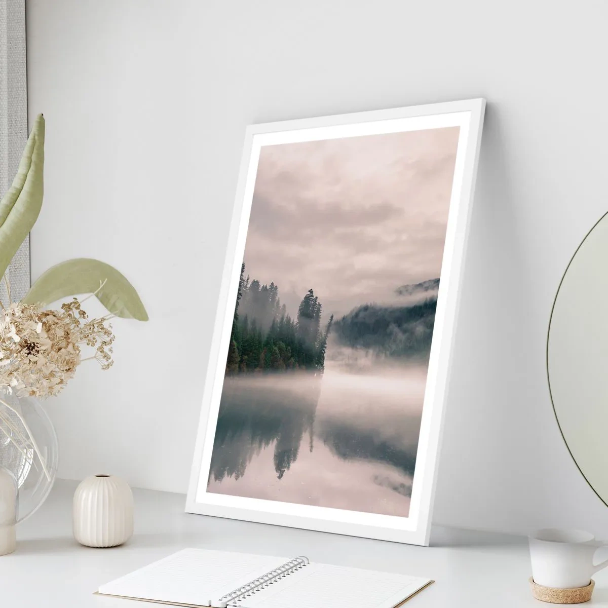 Poster in einem weißen Rahmen - In Reflexion, im Nebel - 30x40 cm
