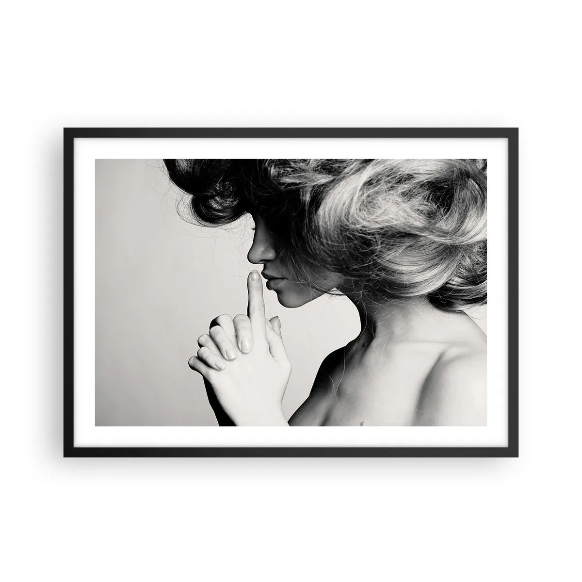 Poster in einem schwarzem Rahmen - Schwarz-weißes Profil einer Frau, die Stille gestikuliert - 70x50cm - Auf sich selbst hören - Moderne Wanddekoration für Wohnzimmer und Schlafzimmer ARTTOR