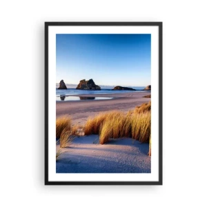 Poster in einem schwarzem Rahmen - Ein malerischer Strand mit Gräsern und Felsen vor der Kulisse eines ruhigen Ozeans - 50x70cm - Für Friedenssuchende - Moderne Wanddekoration für Wohnzimmer und Schlafzimmer ARTTOR