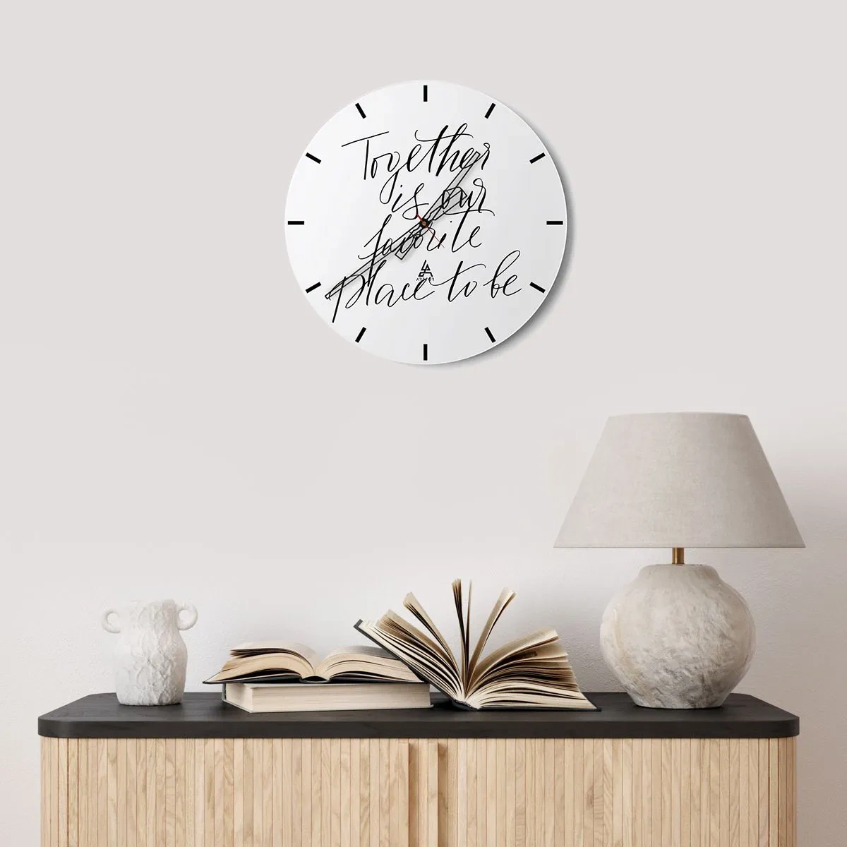 Wanduhr - Glasuhr - Das Zitat „Gemeinsam ist unser Lieblingsort“ vor einem weißen Uhrenhintergrund - 30x30cm - Fühlst du das auch? - Moderne Wanddekoration für Wohnzimmer, Küche und Schlafzimmer ARTTOR