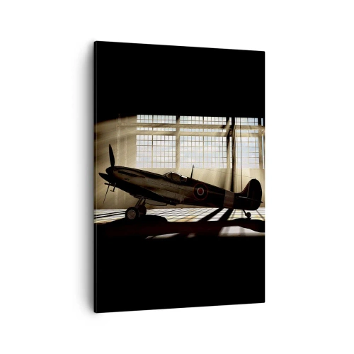 Bild auf Leinwand - Leinwandbild - Ein historisches Flugzeug in einem Hangar, beleuchtet vom Sonnenlicht - 50x70cm - Die Ruhe eines Kriegers - Moderne Wanddekoration für Wohnzimmer und Schlafzimmer ARTTOR