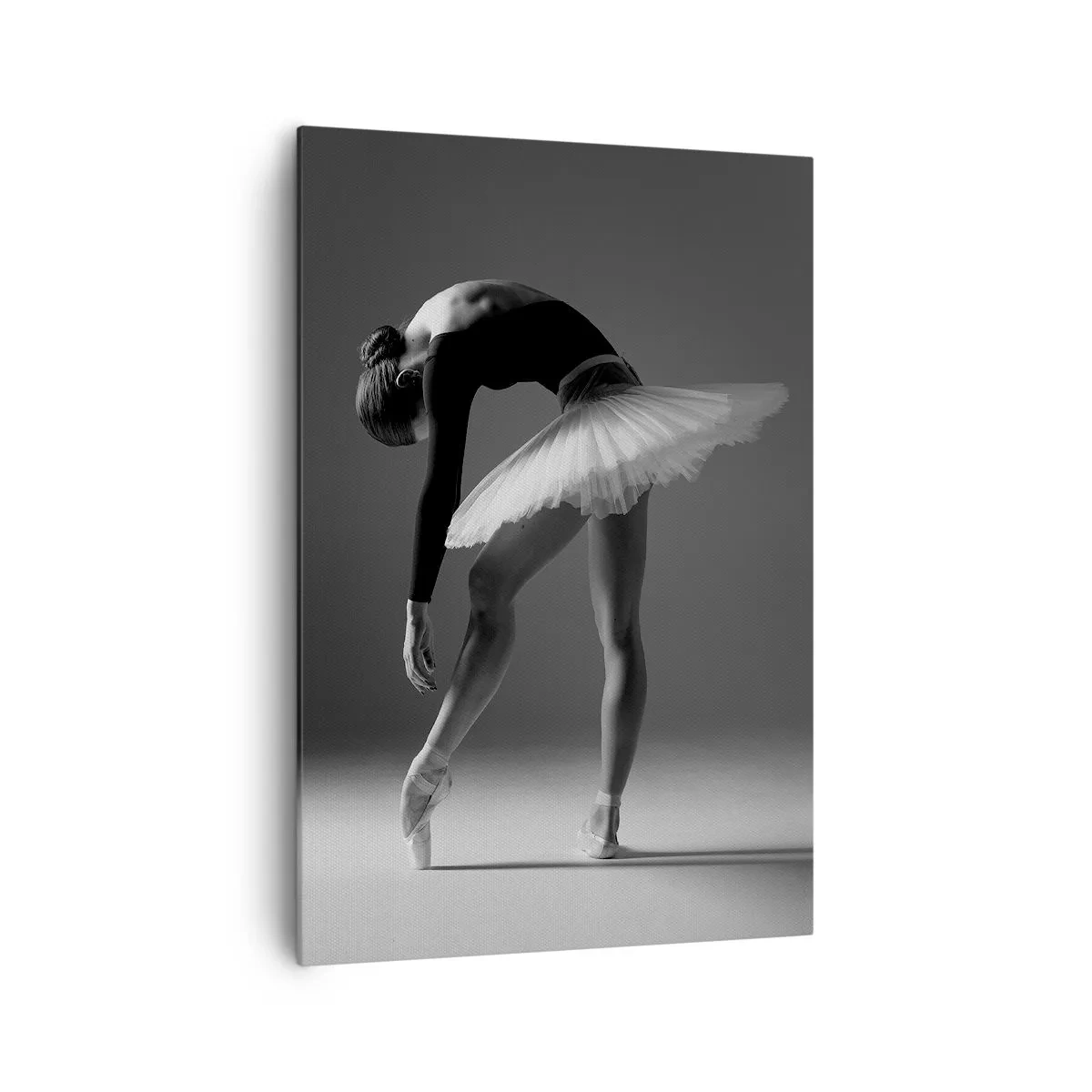 Bild auf Leinwand - Leinwandbild - Eine Ballerina in eleganter Pose vor schwarz-weißem Hintergrund - 70x100cm - Bella Ballerina - Moderne Wanddekoration für Wohnzimmer und Schlafzimmer ARTTOR