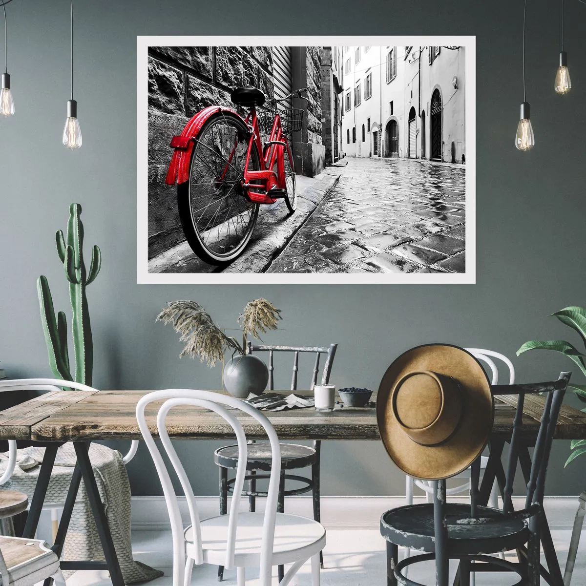 Poster - Rotes Fahrrad in einer schwarz-weißen Straße - 100x70cm - Wahre Schönheit wird nicht alt - Moderne Wanddekoration für Wohnzimmer und Schlafzimmer ARTTOR