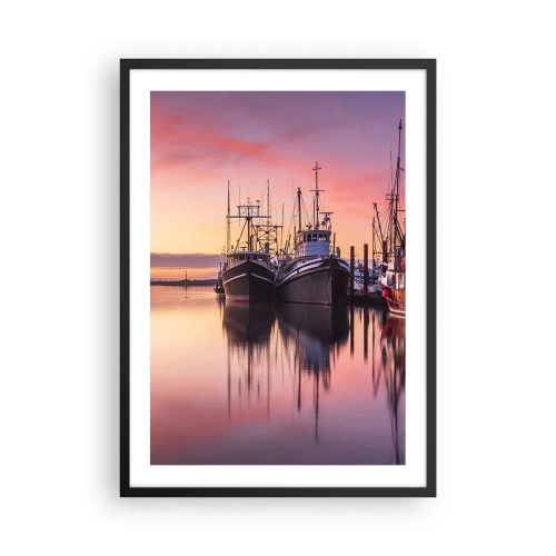 Poster in einem schwarzem Rahmen - Fischerboote im Hafen bei Sonnenuntergang - 50x70cm - Vor dem nächsten Tag - Moderne Wanddekoration für Wohnzimmer und Schlafzimmer ARTTOR