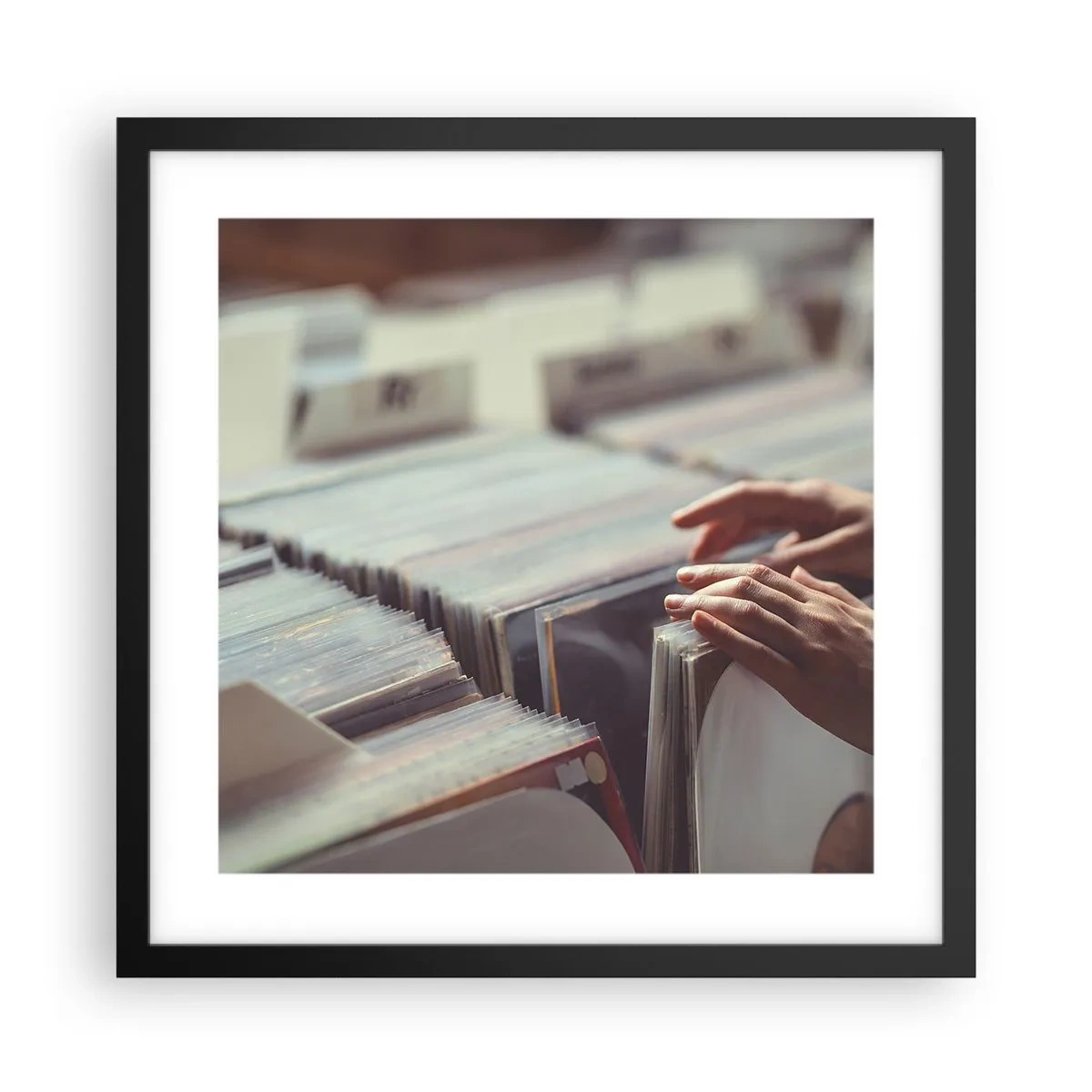 Poster in einem schwarzem Rahmen - Auf der Suche nach Emotionen - 40x40 cm