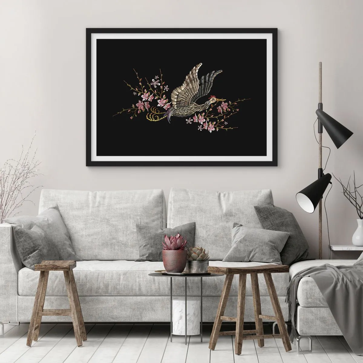 Poster in einem schwarzem Rahmen - Ein Vogel im Flug mit Blumen auf schwarzem Hintergrund - 100x70cm - Exotischer gestickter Vogel - Moderne Wanddekoration für Wohnzimmer und Schlafzimmer ARTTOR