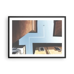 Poster in einem schwarzem Rahmen - Blick auf das Flugzeug und seine Spur am Himmel aus der Straßenperspektive - 70x50cm - Über dem Stadtlabyrinth - Moderne Wanddekoration für Wohnzimmer und Schlafzimmer ARTTOR
