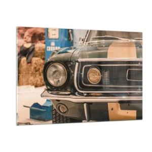 Glasbild - Bild auf glas - Nahaufnahme eines Oldtimers, Mustang, in einer Werkstatt - 120x80cm - Treffen mit einer Legende - Moderne Wanddekoration für Wohnzimmer und Schlafzimmer ARTTOR